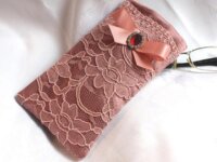 Etui lunettes satin et dentelle bois de rose stras 1