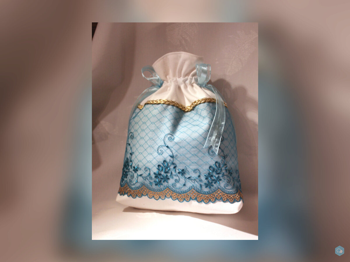 Sac blanc, tulle bleu brodé de fleurs aqua, rubans 1