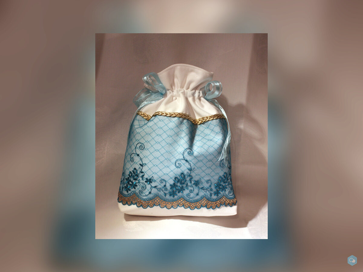 Sac blanc, tulle bleu brodé de fleurs aqua, rubans 2