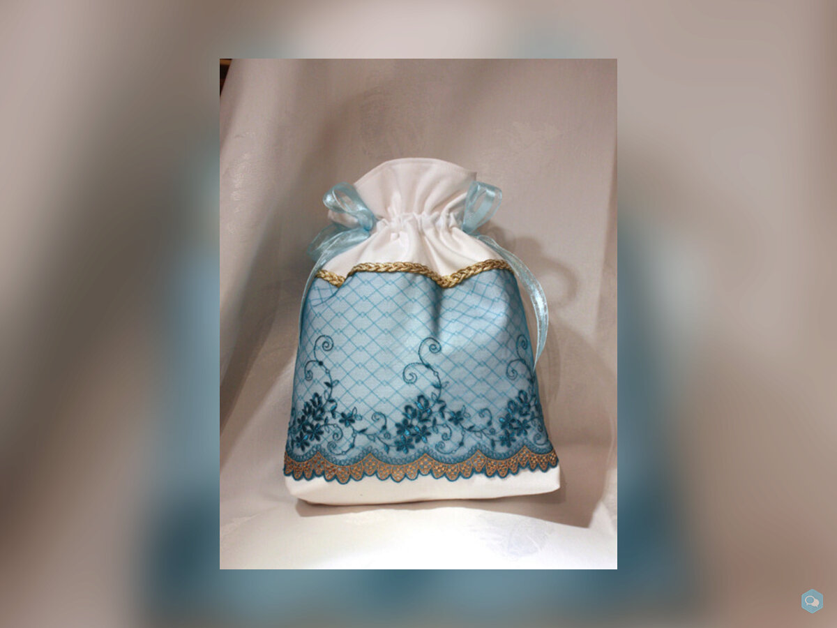 Sac blanc, tulle bleu brodé de fleurs aqua, rubans 3