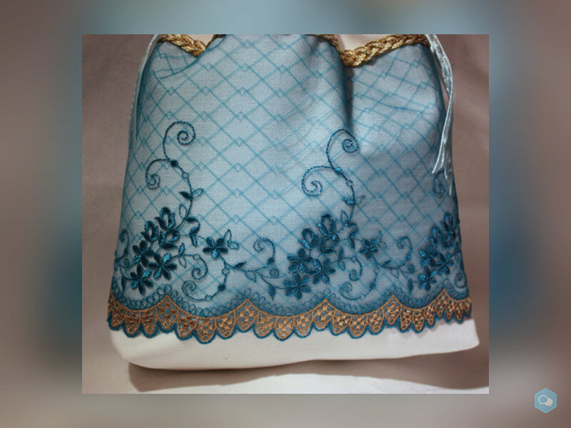 Sac blanc, tulle bleu brodé de fleurs aqua, rubans 4