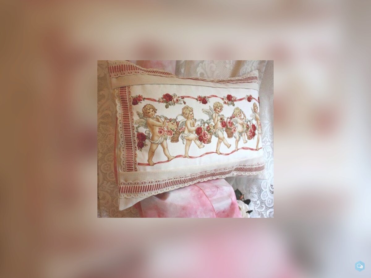 Coussin avec des anges tenant des paniers de roses 2