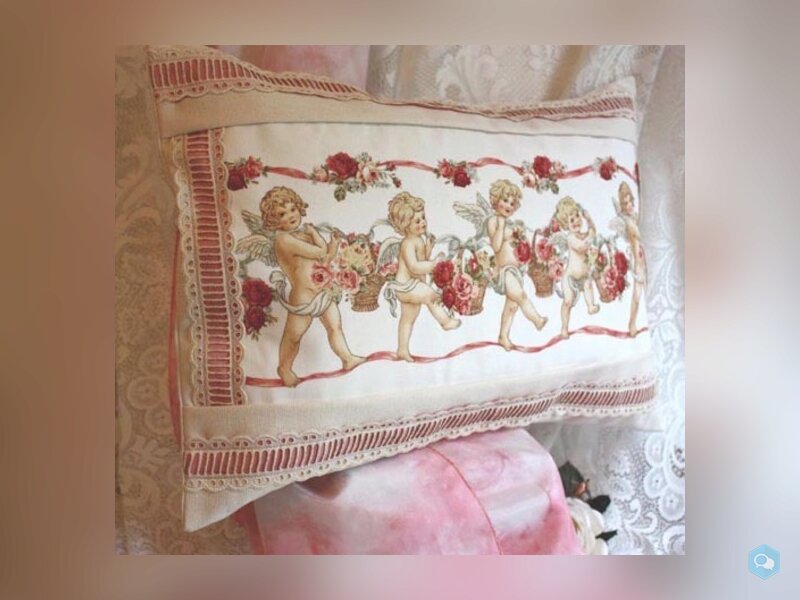 Coussin avec des anges tenant des paniers de roses 2