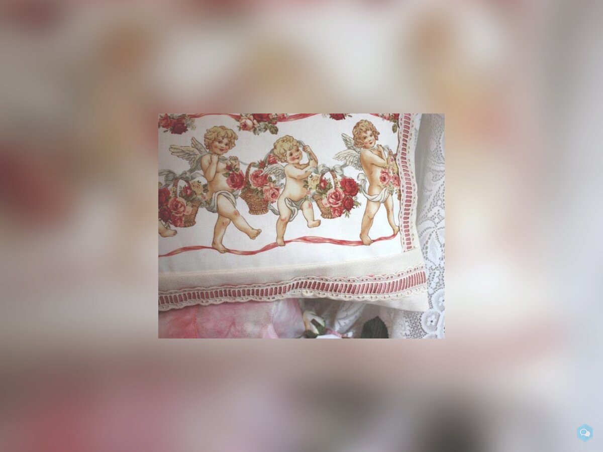 Coussin avec des anges tenant des paniers de roses 3