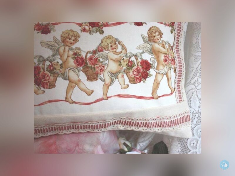 Coussin avec des anges tenant des paniers de roses 3