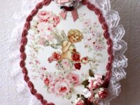 style shabby tableau d'ange entouré de roses 2