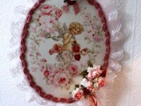 style shabby tableau d'ange entouré de roses 3