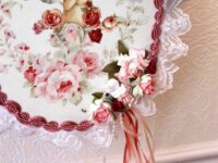 style shabby tableau d'ange entouré de roses 4