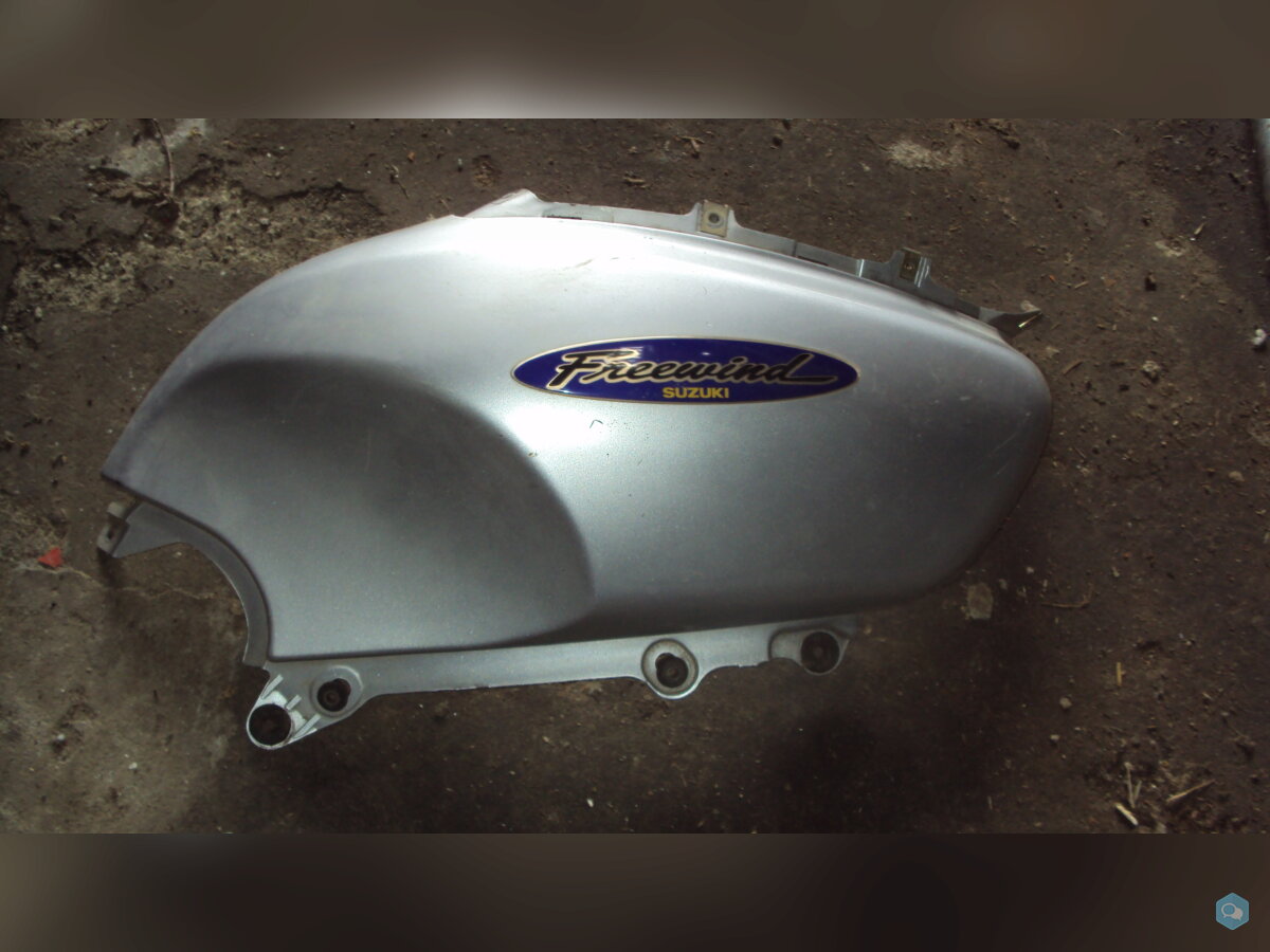 flanc de réservoir droit de 650 suzuki freewind 1