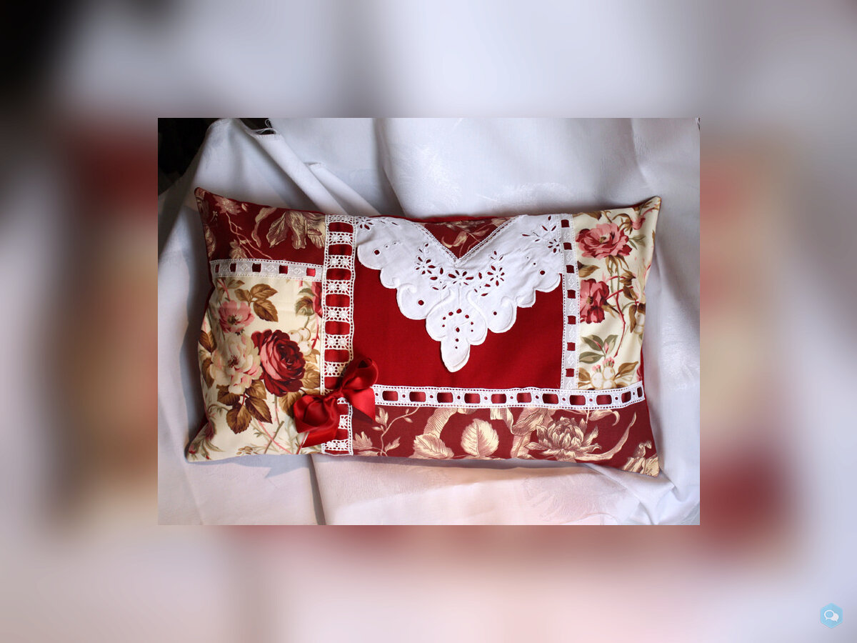 Coussin cosy Broderie roses rouges passe ruban 1