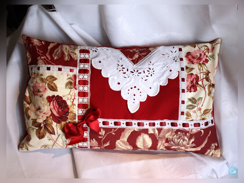 Coussin cosy Broderie roses rouges passe ruban 1