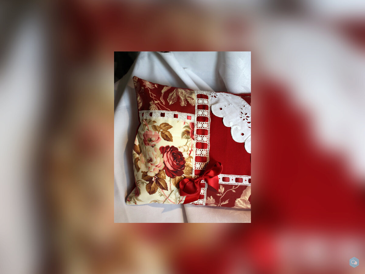 Coussin cosy Broderie roses rouges passe ruban 3