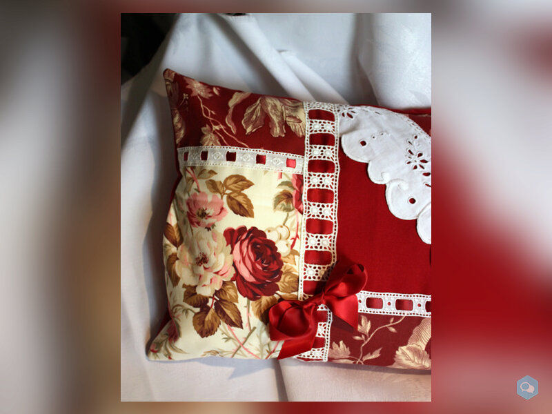 Coussin cosy Broderie roses rouges passe ruban 3