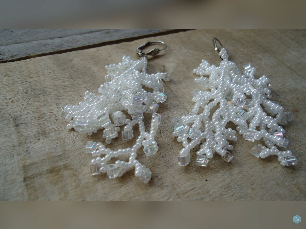 Boucles d'oreille corail blanche 1