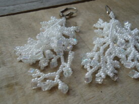 Boucles d'oreille corail blanche