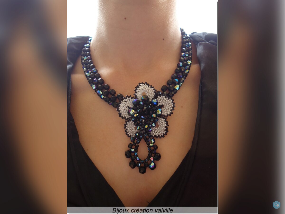 Collier unique noir et sa fleur blanche 2