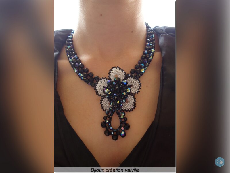 Collier unique noir et sa fleur blanche 2