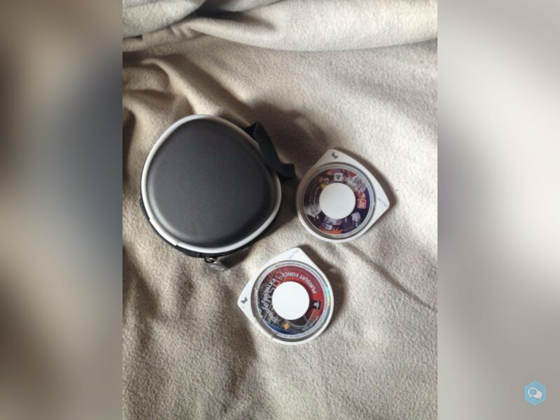 2 Jeux PSP + sacoche de rangement 1