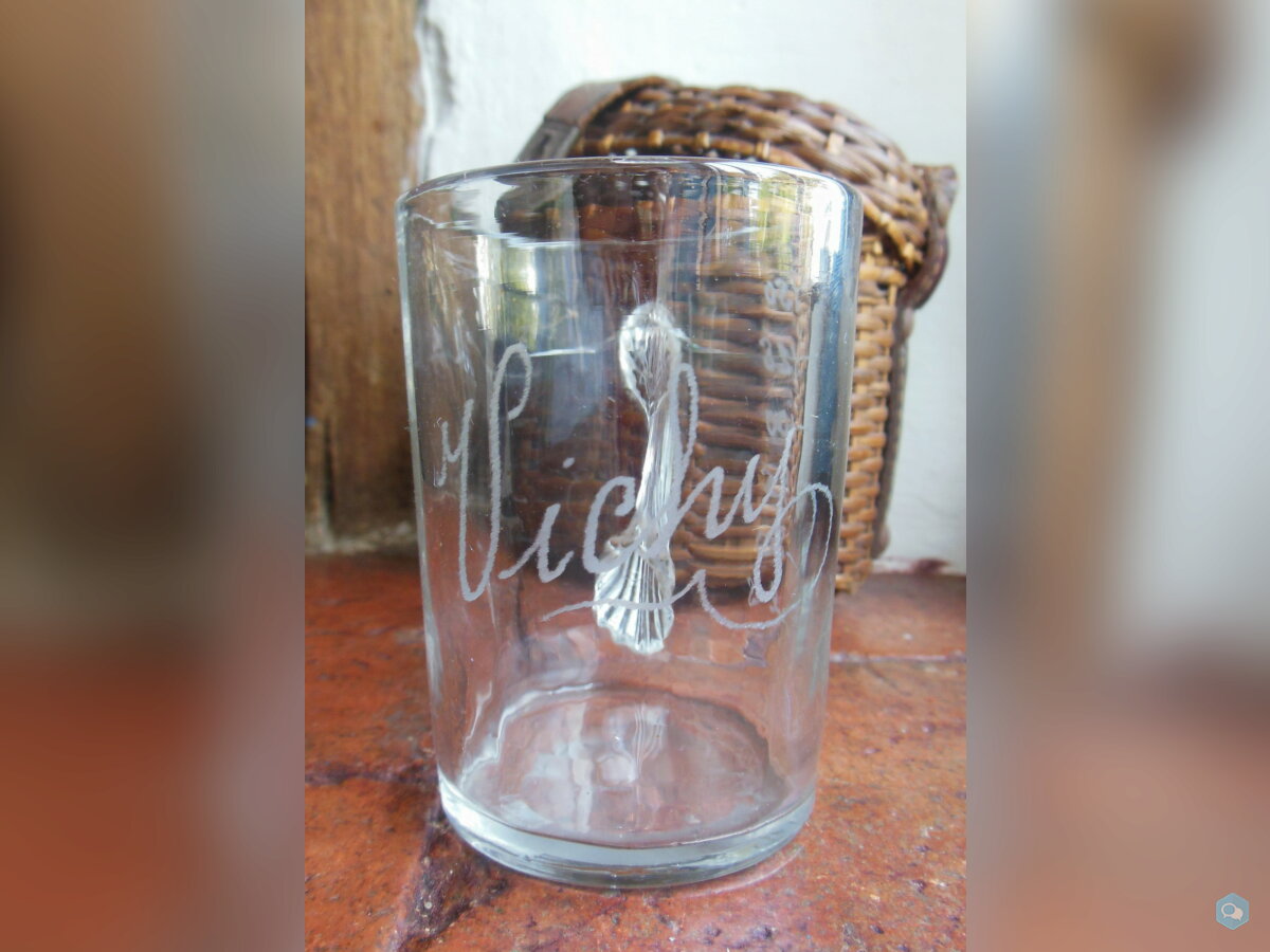      Ancien verre de cure Vichy avec son panier 1