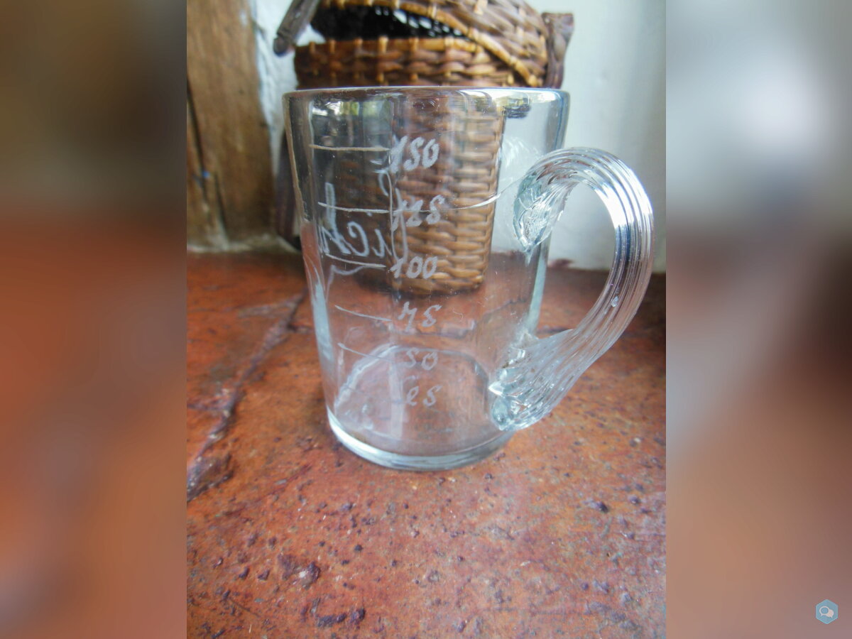      Ancien verre de cure Vichy avec son panier 3