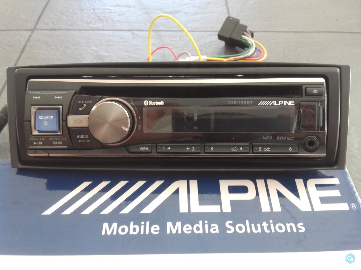 autoradio alpine CDE-133BT et commande au volant 1