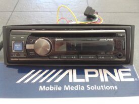 autoradio alpine CDE-133BT et commande au volant