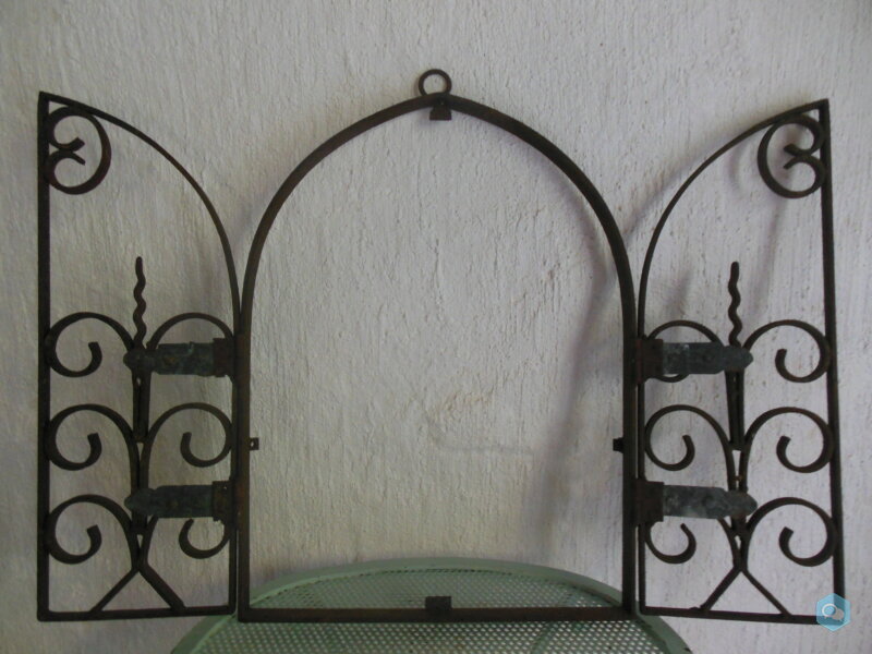 Ancienne grille en fer forgé forme ogive pour nich 2