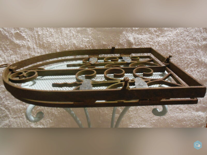 Ancienne grille en fer forgé forme ogive pour nich 3