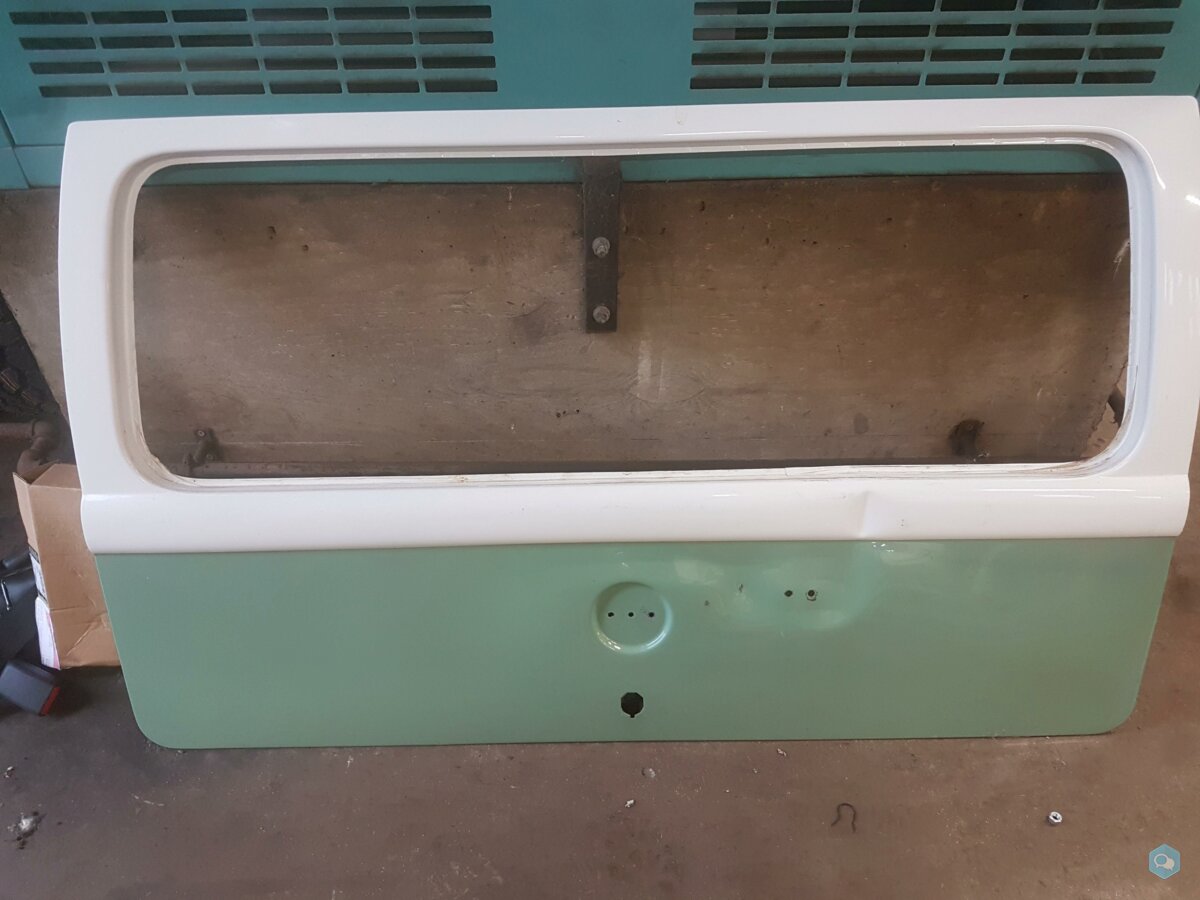 Rust free, damaged kombi tailgate 1