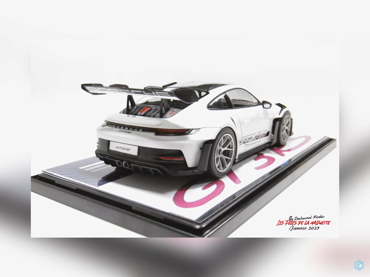 Porsche 992 GT3 de chez Nunu Model + socle décoré 3