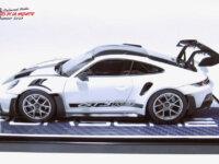 Porsche 992 GT3 de chez Nunu Model + socle décoré 4