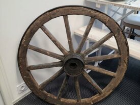 Roue de charette en bois