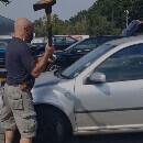 Vidéo : cet homme casse la vitre d'une voiture pour sauver un chien en danger de mort