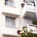 Vidéo : cette grand-mère fait descendre à la corde son petit-fils du 5ème étage pour sauver un chat