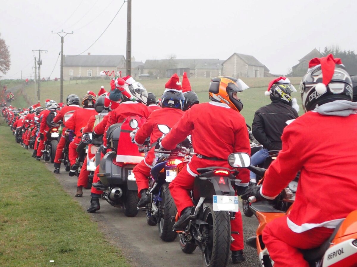 Balade des père Noël à TOURS 1.jpg