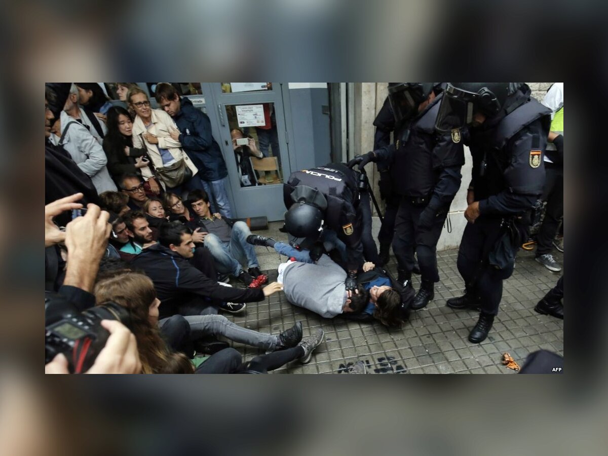 كاتالونيا.. 91 جريحا في صدامات مع الشرطة الإسبانية 1.jpg