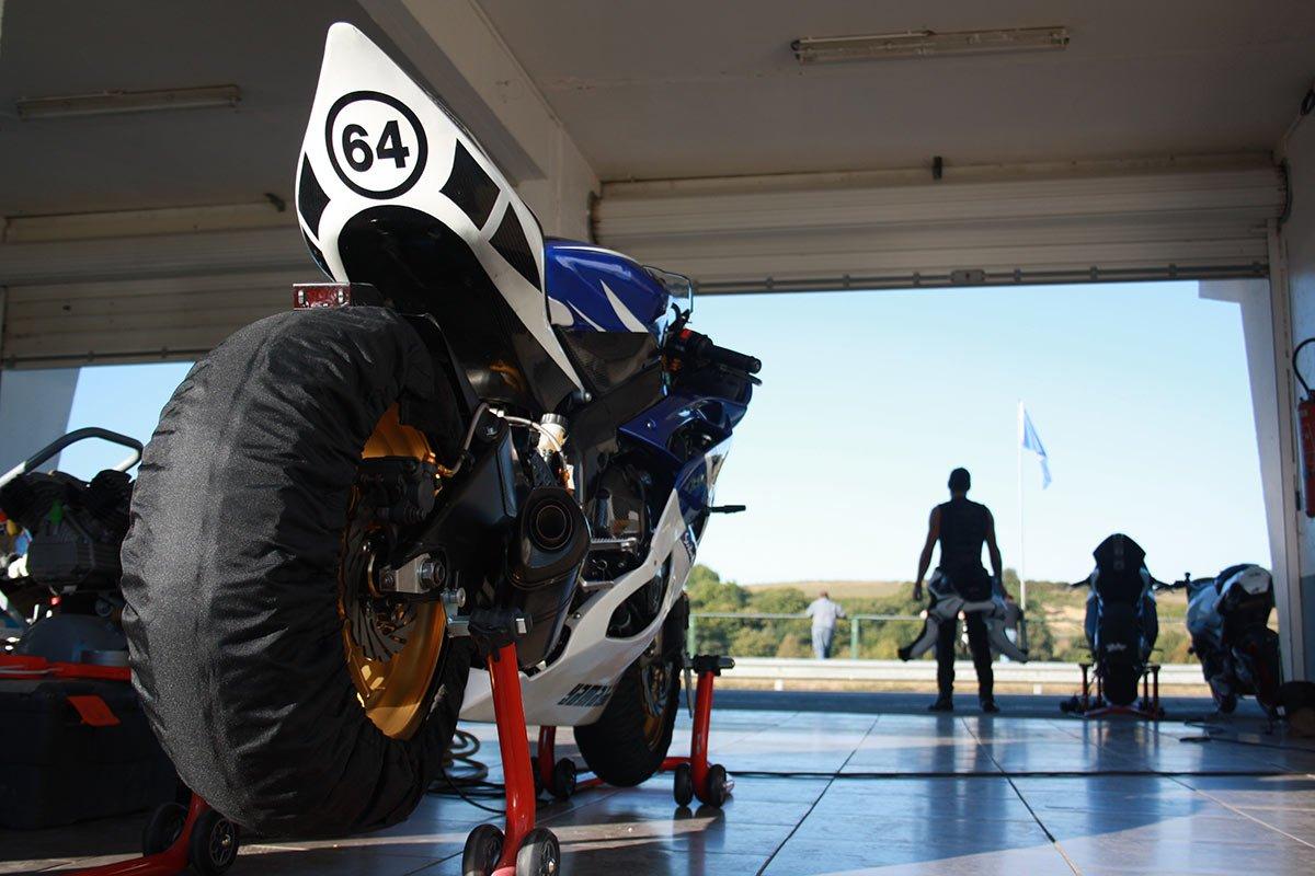 Stage de pilotage moto en Bretagne : comment et où rouler sur piste ? -  Actualités - Motards