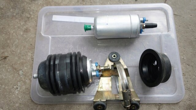 Main photo Changement pompe à essence de Porsche 993