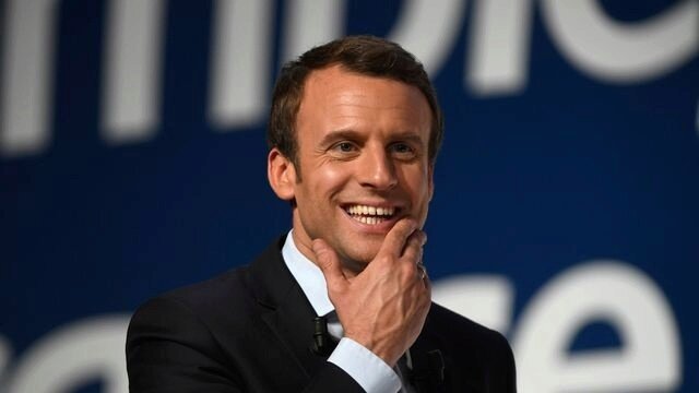 Main photo Macron : Une peinture flashy sur une palissade pourrie ?