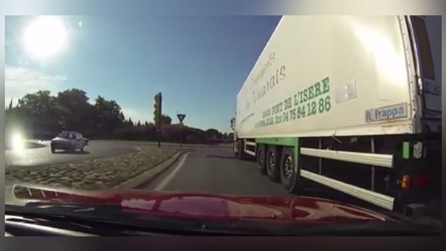 Dangeureux ! Un motard inconscient passe devant un camion...