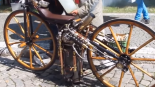 Une moto à vapeur de 1869 !!! une des premières...