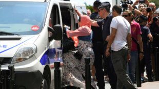 À Cannes, la police empêche la baignade d'un groupe de femmes en burkini