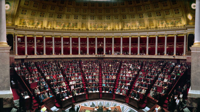 Main photo Douze raisons de voter LR aux législatives