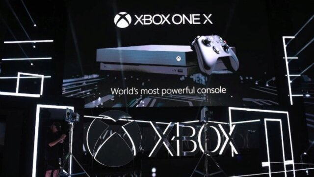 Main photo Xbox One X: La console la plus puissante au monde