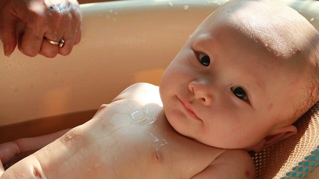 Main photo Bain de bébé : Comment donner le bain à un nouveau-né ?