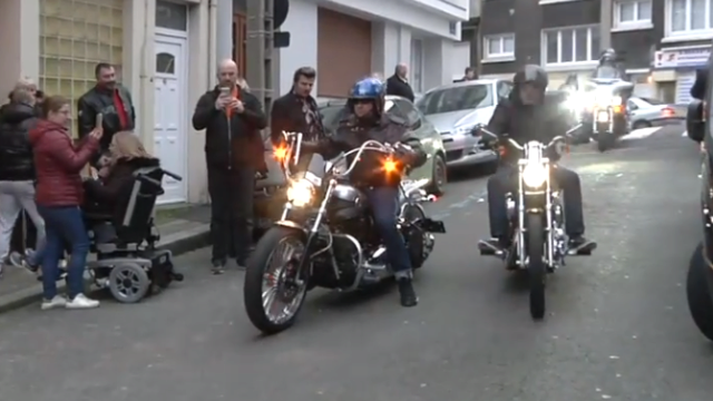 Main photo Les bikers rendent hommage à Johnny Hallyday