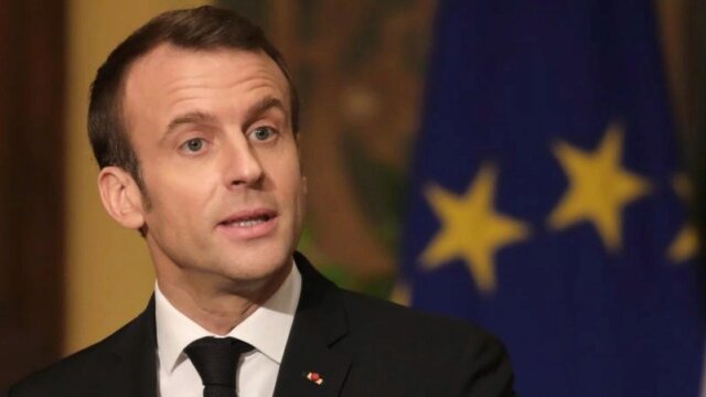 Main photo Emmanuel Macron affirme être 'gilet jaune'