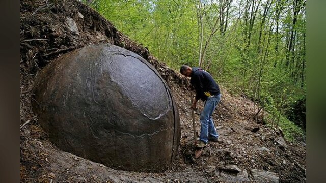 Main photo Une sphère rocheuse suscite la controverse - Archéologie