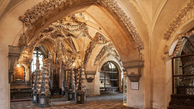 Main photo République tchèque : l'étrange église ornée de 30 000 squelettes