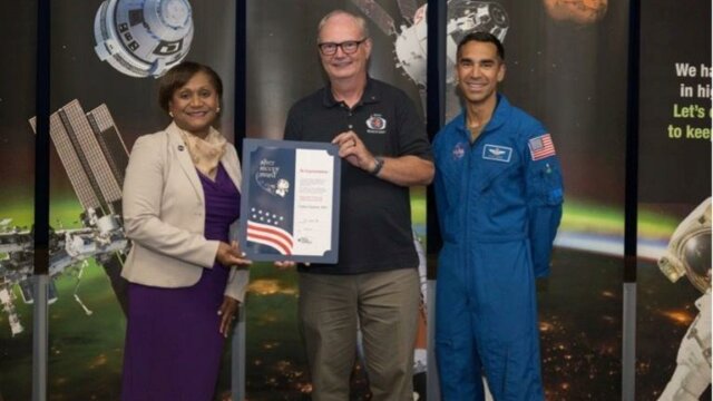 Main photo Gilles Clément, chercheur français, reçoit le Silver Snoopy Award de la NASA